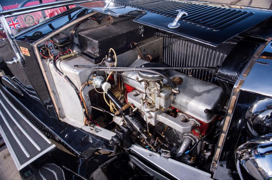 Моторный отсек Invicta 12/45 HP Tourer 1932 года  (фото 7 из 10)